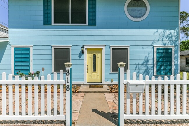 Building Photo - 818 11th St