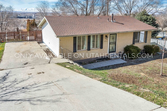 Photo - 2066 Park St