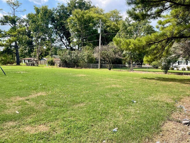 Photo - 3 Bed / 1 Bath Apartment in Truman, Available Now!