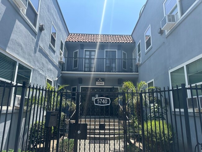 Photo - 5740 Franklin Ave Unidad 203