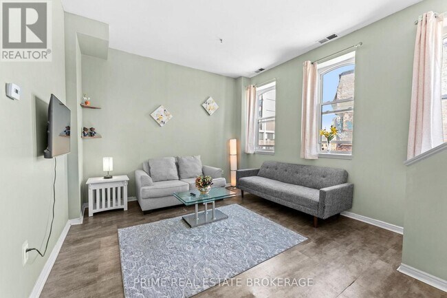 Photo - 366 Richmond St