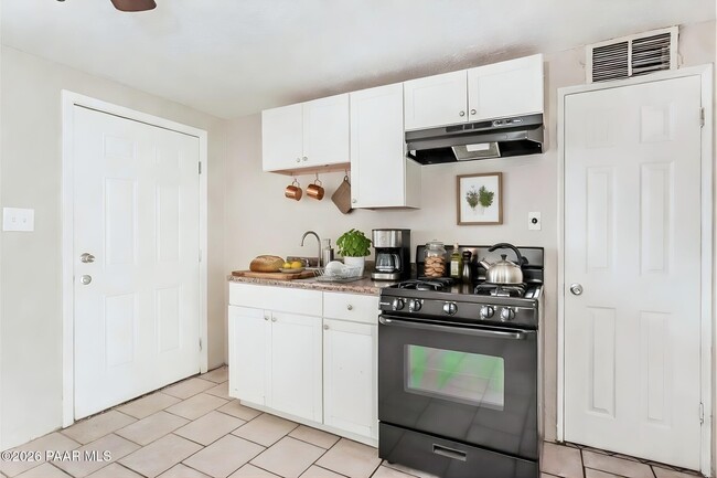 Building Photo - 302 W Flores St Unit 2