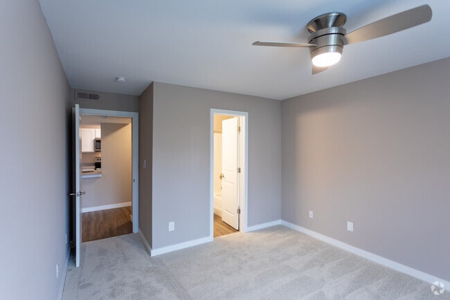 2BR, 2BA - 980SF