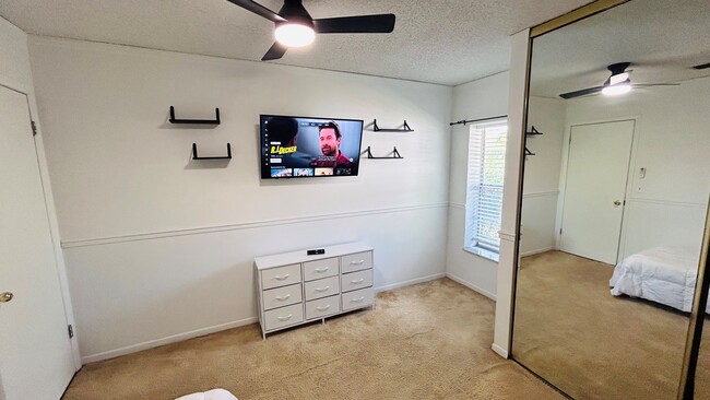 Building Photo - 6903 El Centro Ct Unit Bedroom 2