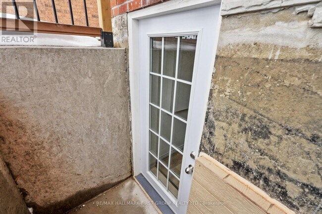 Photo - 660 Mackechnie Crescent