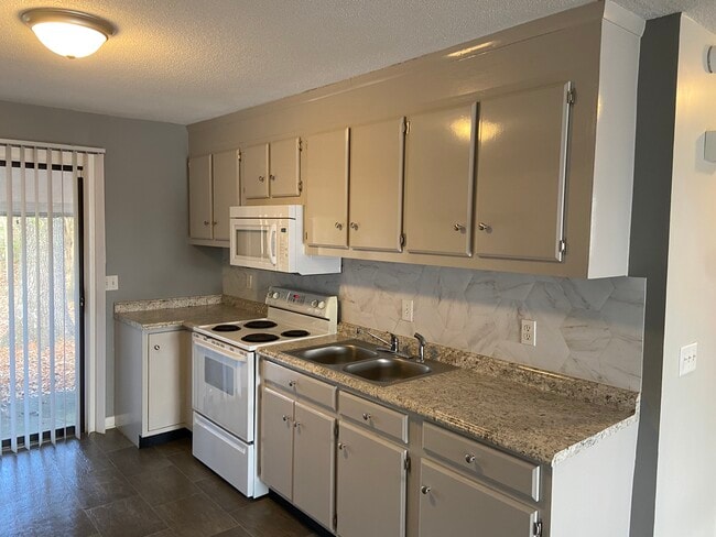 Building Photo - 33 Phillips Dr Unit B Rental