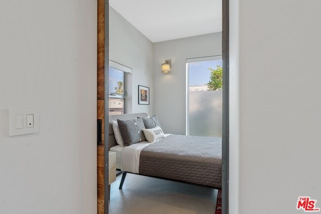 Photo - 611 N Bronson Ave Unidad 6