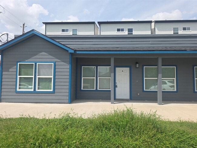 Building Photo - 3221 Ennis St