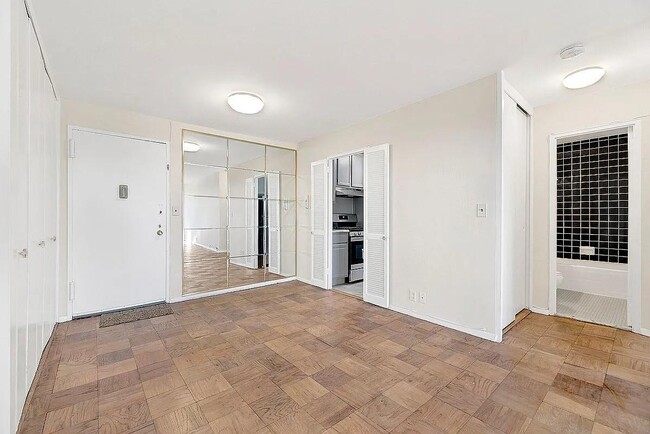 Photo - 70-25 Yellowstone Blvd