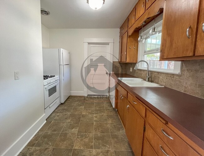Photo - 2125 Winter St SE