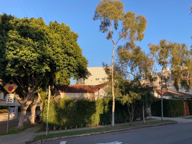 street facade - 3936 Beethoven St