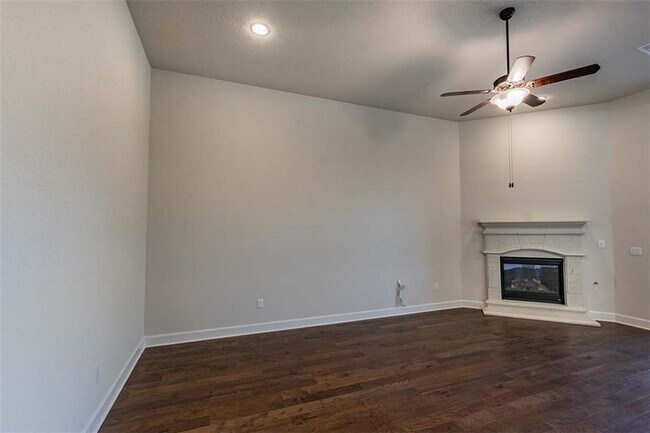 Photo - 932 Hezekiah Ln