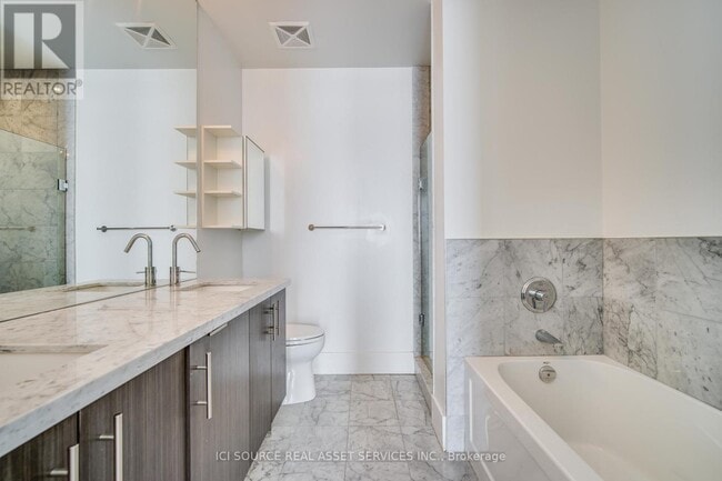 Photo - 39 Queens Quay E Unit 523