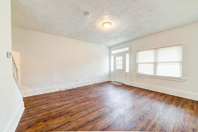 Photo - AVAILABLE JUNE 2026 - Updated 2 Bedroom, 1 Bath Home in Mt. Washington!