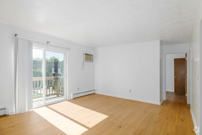 1BD, 1BA - 800SF - Living Room - Ridgewood Apartments