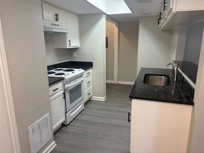 Building Photo - 5650 Birchmont Dr Unit B
