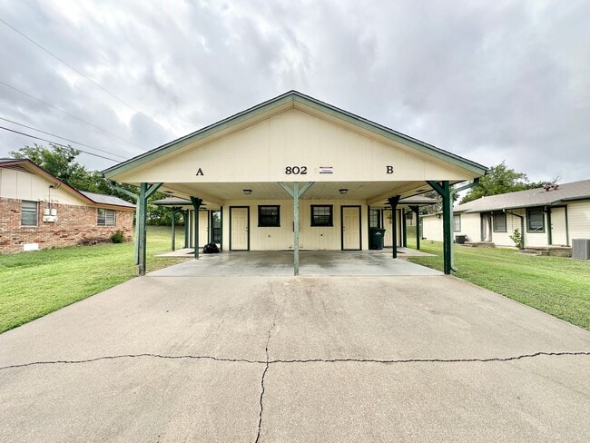 Building Photo - 802 Hackberry St Rental