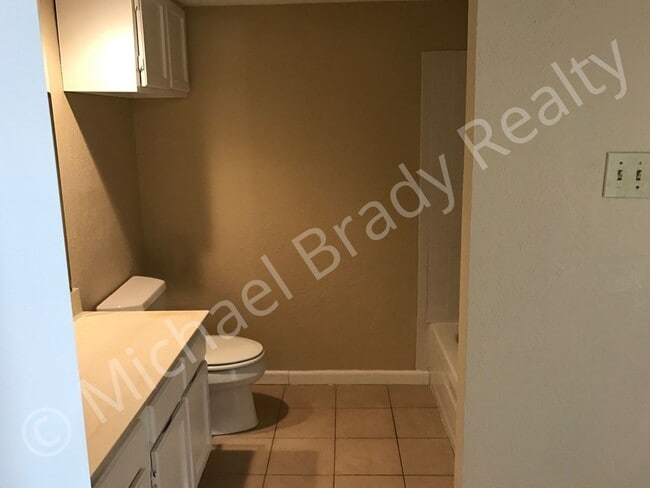 Building Photo - Move in Special! One Bedroom Condo! $99 De...
