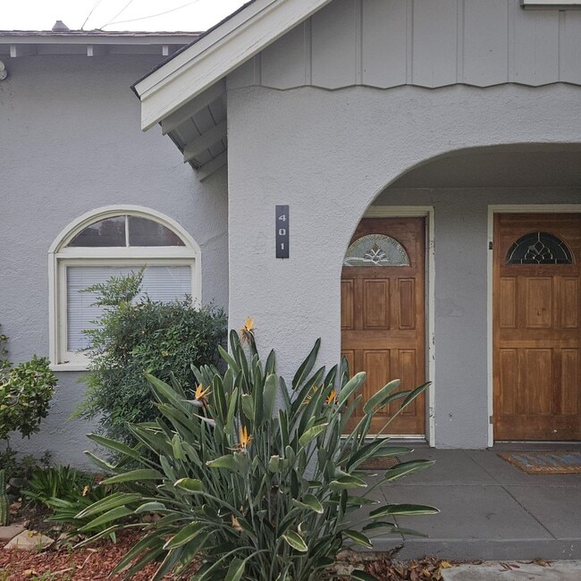 Building Photo - 401/403 Johnson Unit 401