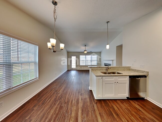 Photo - 392 Rosemont Ct