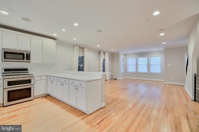 Building Photo - 1714 Olive St Rental