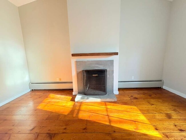 Building Photo - 604 Chapel St Unit 1