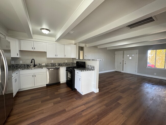 Building Photo - 118 W 5th St Rental