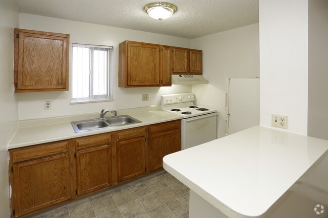 2BR, 1BA - 672 SF