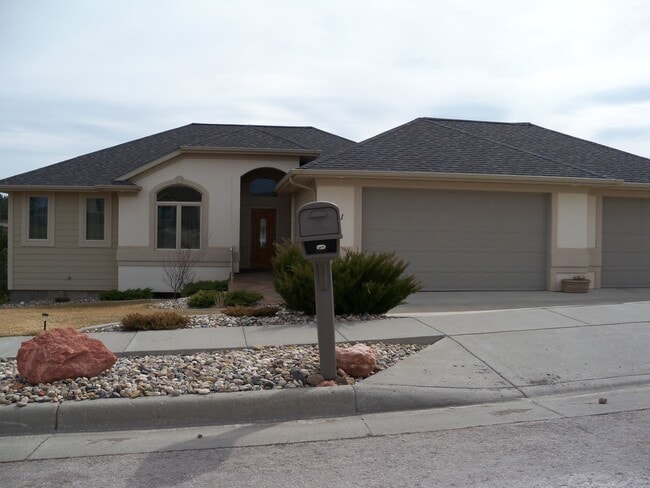 Building Photo - 6 BED | 3 BATH | TRIPLE GARAGE | RED ROCK ESTATES