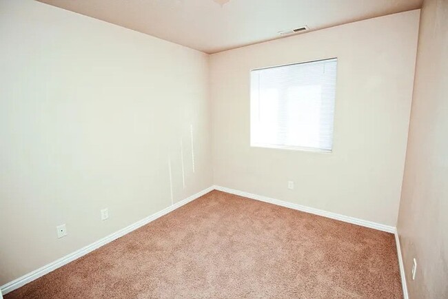 Charming 3 Bedroom Townhome. - Charming 3 Bedroom Townhome. Unit 11
