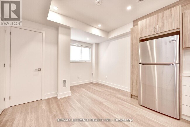 Photo - 385 McRoberts Ave