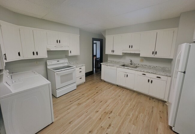 Building Photo - 50/52 West Housatonic Street Unit Apt B (Second Floor)