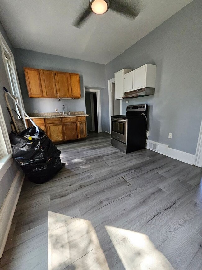 Photo - Upper 2 bedroom unit GAS INCLUDED