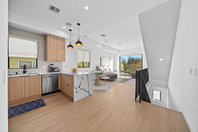 Photo - 13841 Burbank Blvd