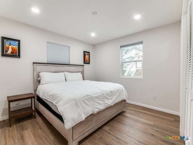 Building Photo - 268 White Oak Dr Rental