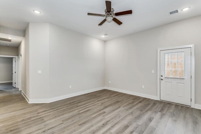 Photo - 3 Bedroom , 2 Bathroom Town Home with 2 Ca...