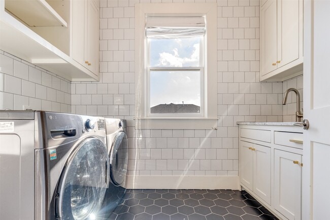 Photo - 709 E 13th St