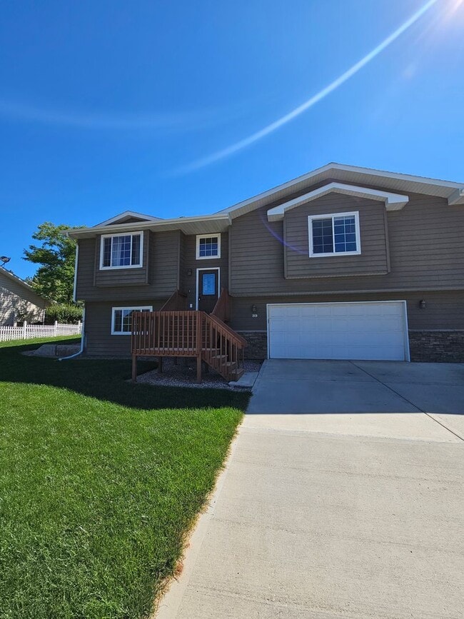 Building Photo - 4 BEDROOM | 3 BATH | TOWNHOME | GARAGE | WEST SIDE