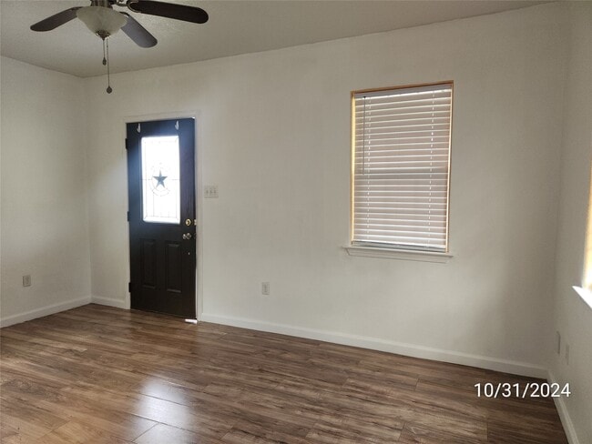 Photo - 703 N Avenue B