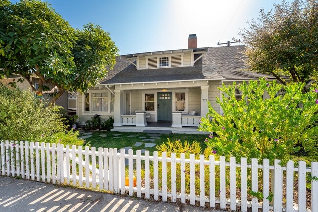 Photo - 732 Poli St