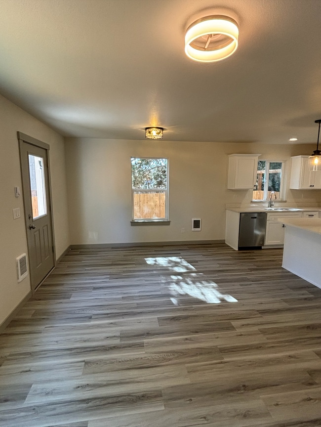 Photo - 2260 Simpson St SE