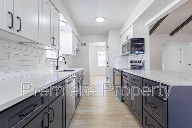 Photo - 705 NW Buckingham Pl