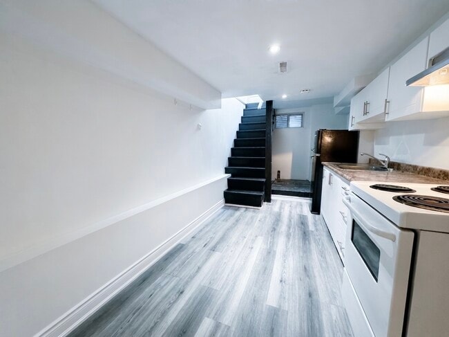 Photo - 909 Palmerston Ave