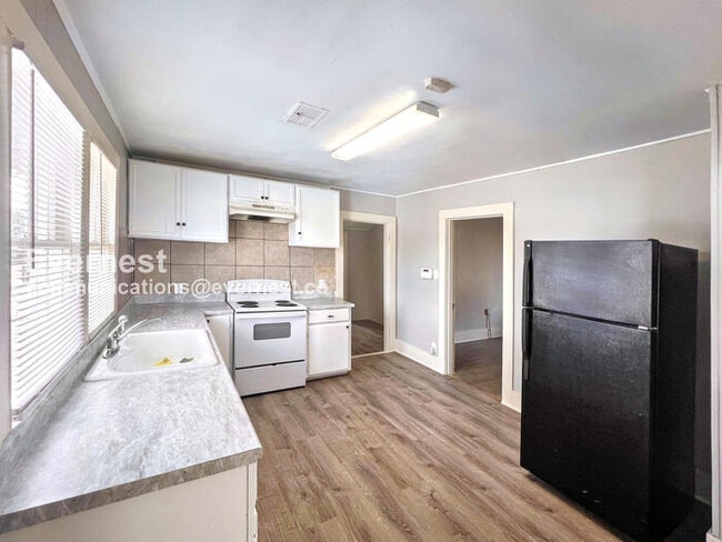 Photo - 114 W 18th St