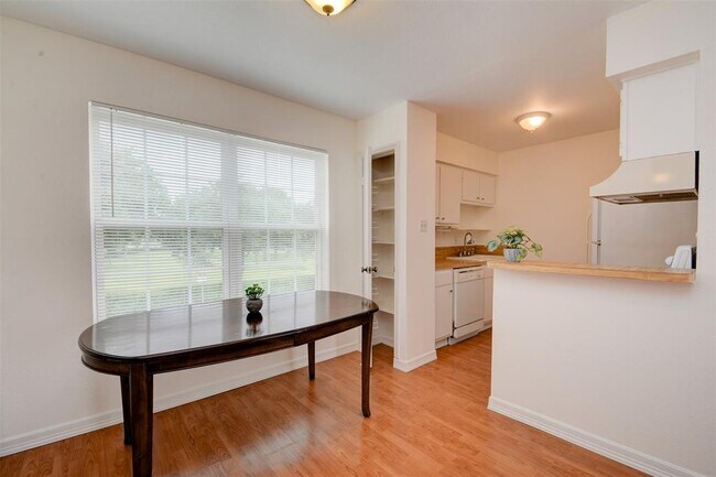 Photo - 5550 N Braeswood Blvd Apartamentos Unidad 137