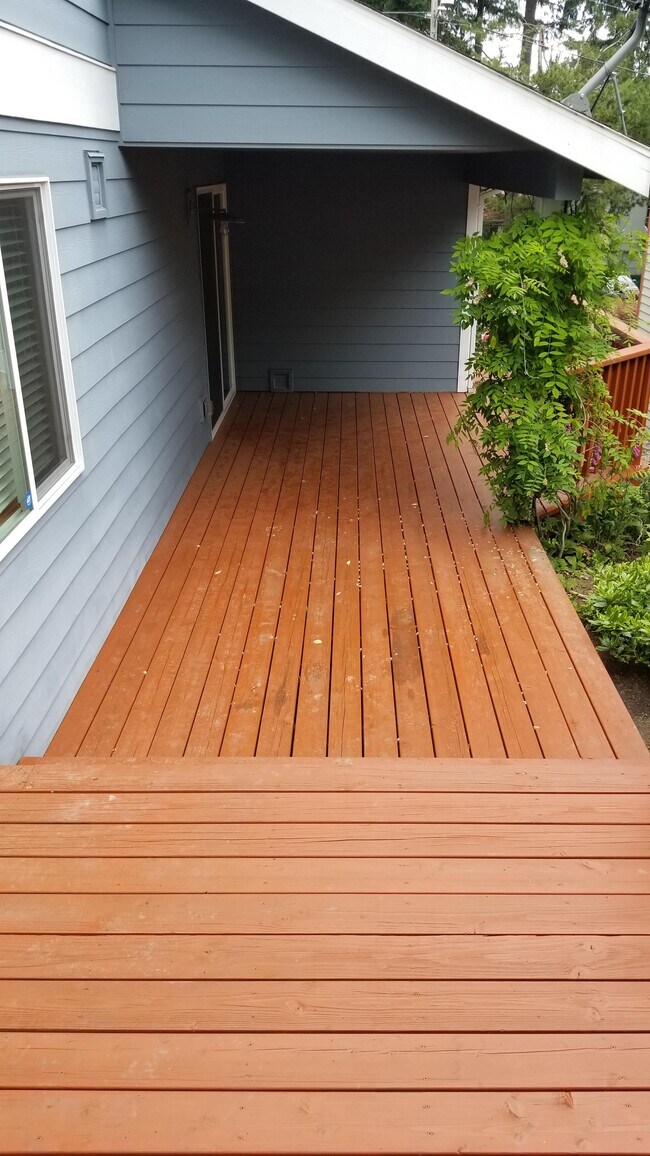 Terraza. Cocina a la izquierda de esta foto. - 4430 SW Vesta St