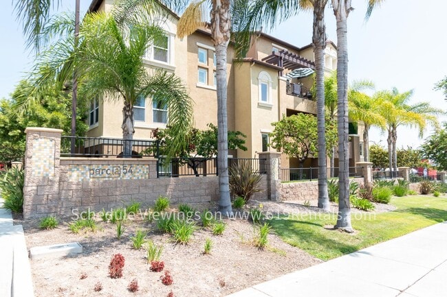 Building Photo - Beautiful 3 Bedroom, 2 Bath Townhouse with 2 car garage