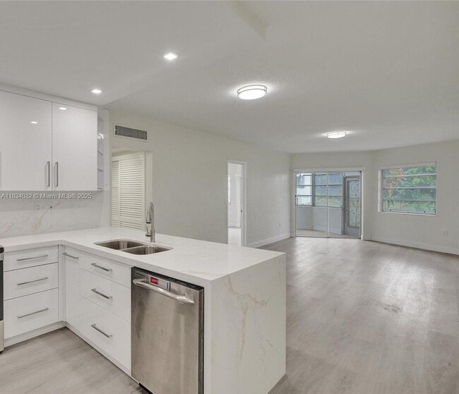 Building Photo - 18720 NE 18th Ave Unit 116 Rental