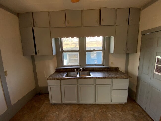 Photo - 1308 Lape St