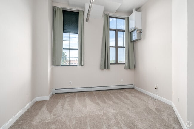 1BR, 2BA - 1,050SF - Bedroom